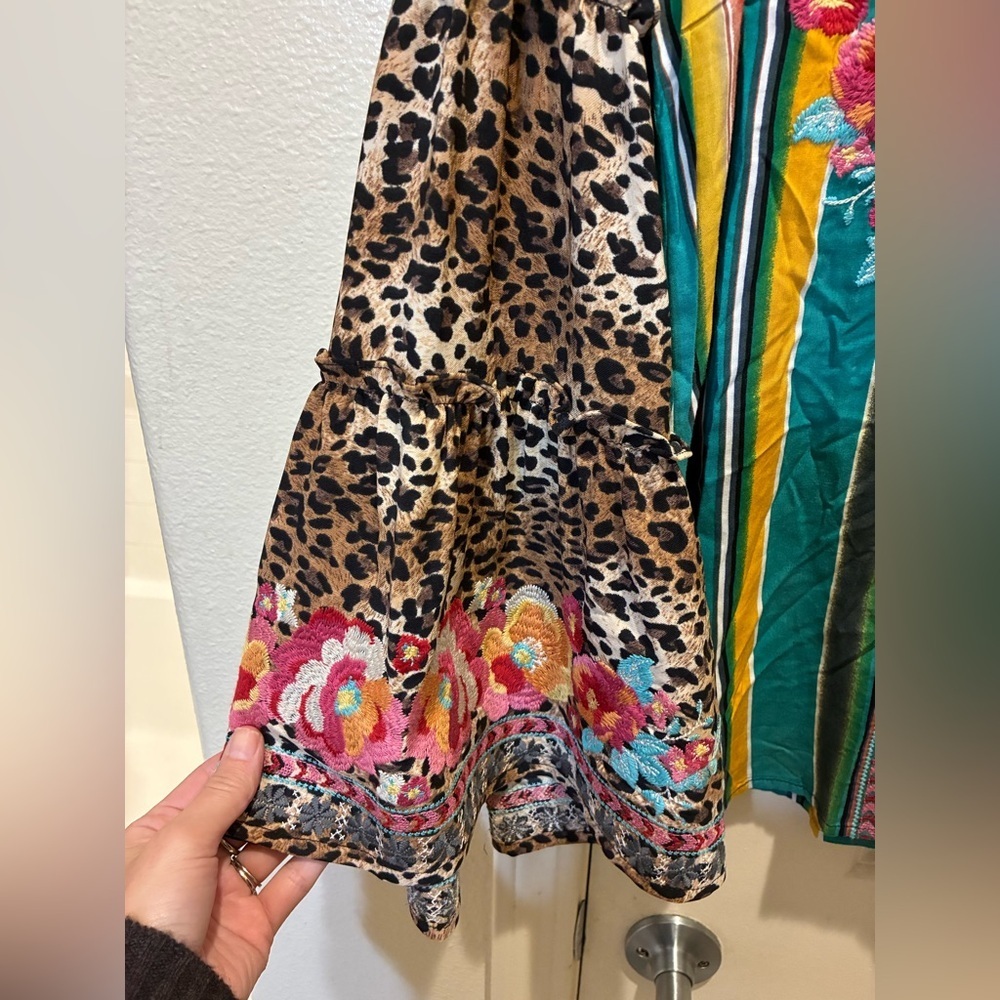 Savanna Jane Women’s Embroidered Animal Print Cheetah Top Bell Sleeves Size S - Picture 3 of 4